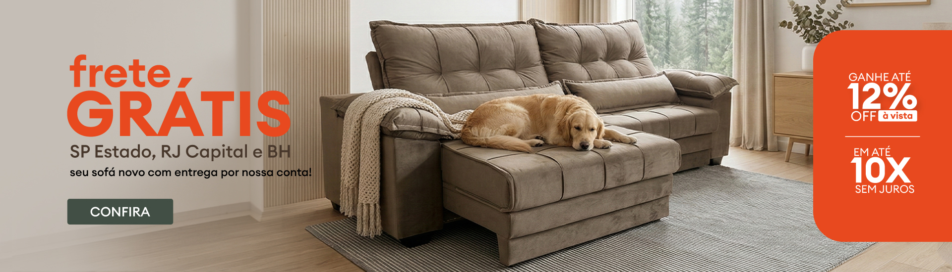 Sofá confortável de veludo cinza em sala de estar moderna com um cachorro deitado, cortinas de tecido claro e planta em vaso ao lado, promovendo conforto e estilo.