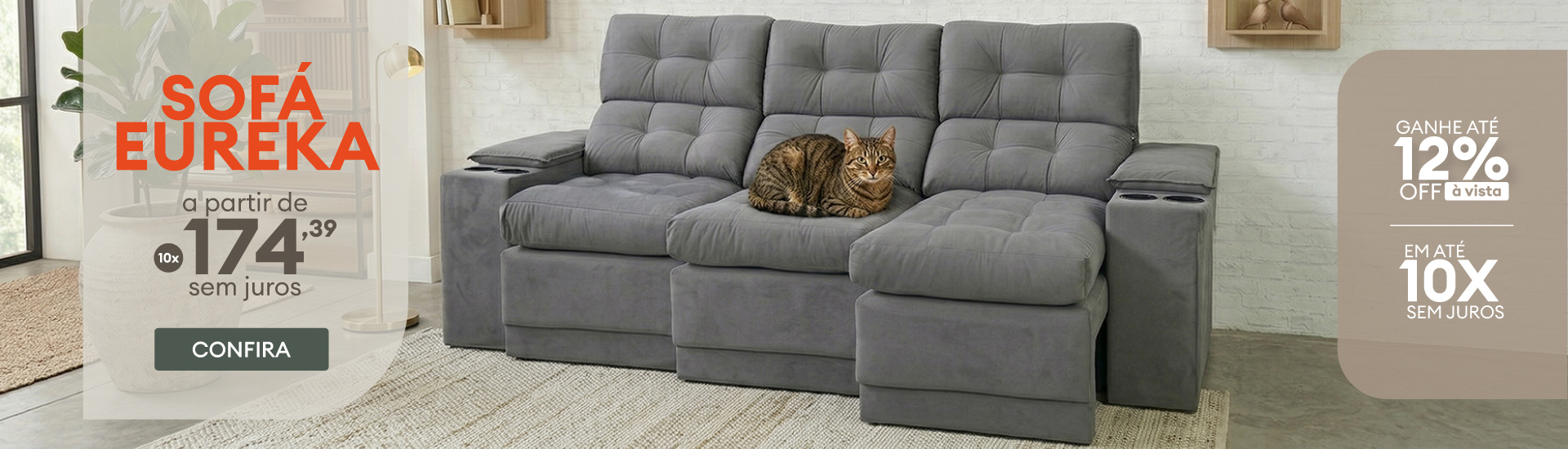 Sofá Eureka cinza de tecido com espaço para descanso e um gato deitado em um dos assentos, ideal para sala de estar moderna, com promoção e desconto.